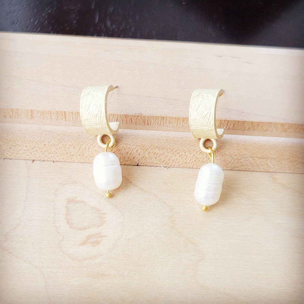 **Matte Gold Cuff Earring w/ Genuine Freshwater Pearl Dangle 200n