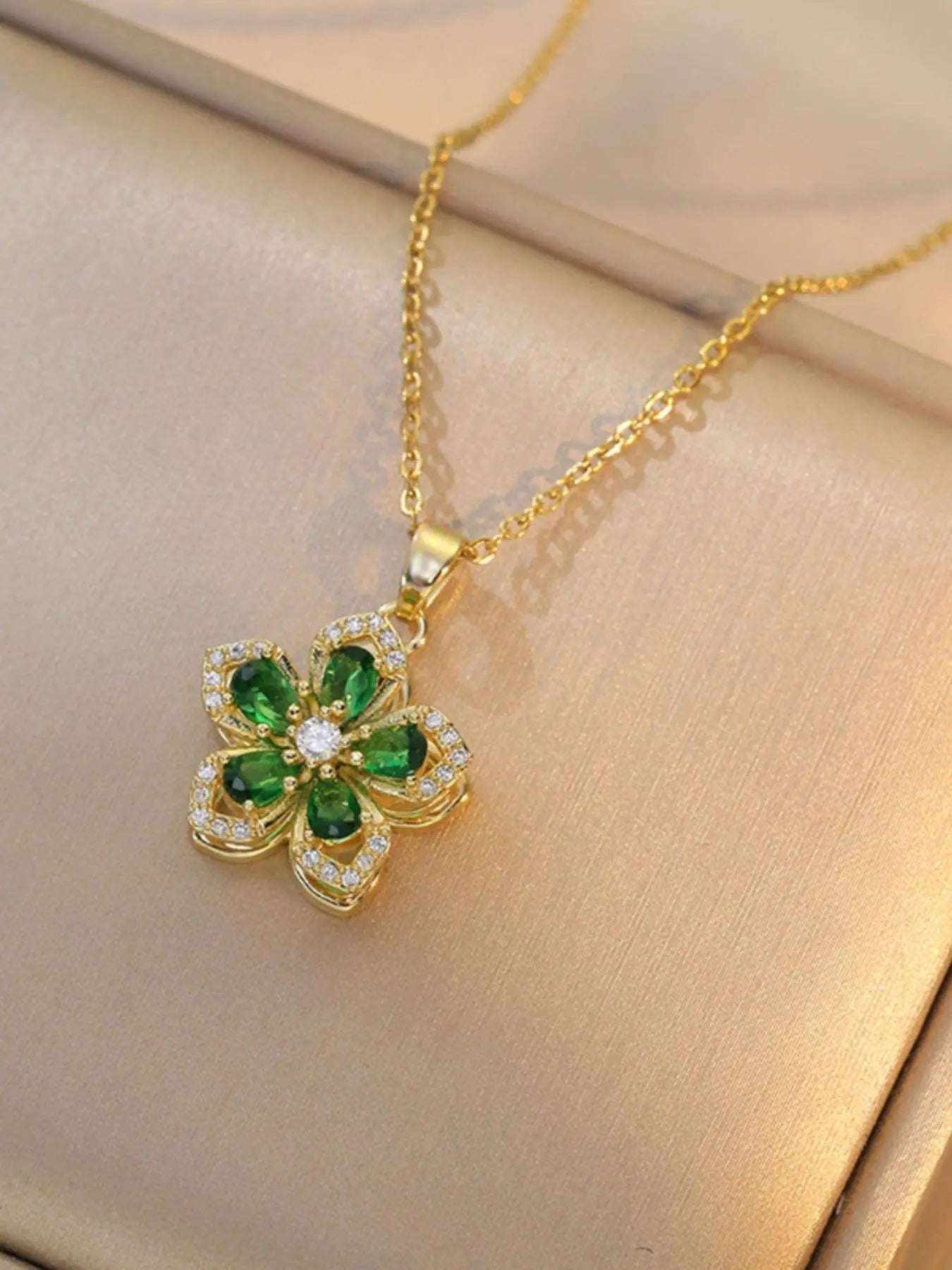 Rhinestone Flower Pendant NecklaceIs it hard to find a necklace that blends elegance with versatility? This flower pendant necklace is what you need! Crafted with shimmering rhinestones and a delicatRemoloxRhinestone Flower Pendant Necklace
