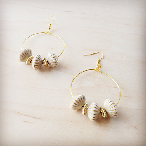 **Boucles d'oreilles créoles perles coquillage doré 219cw