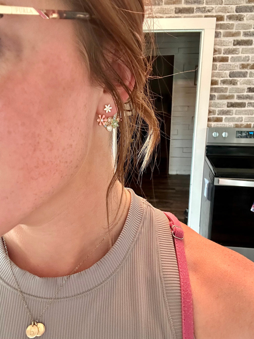 Boucles d'oreilles créoles « Huggie » fleur dorée et cristal – Style veste élégant