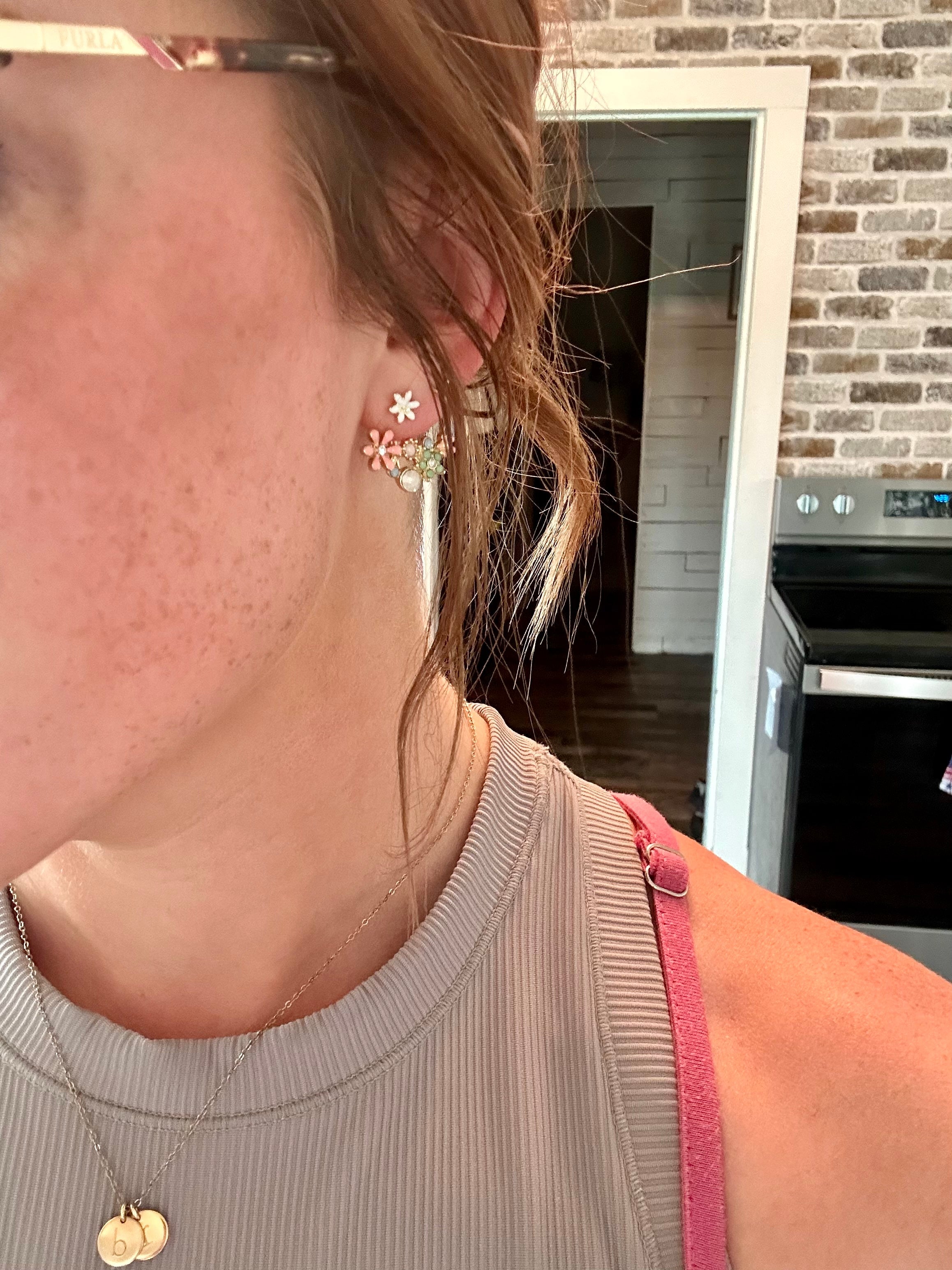 Boucles d'oreilles créoles « Huggie » fleur dorée et cristal – Style veste élégant