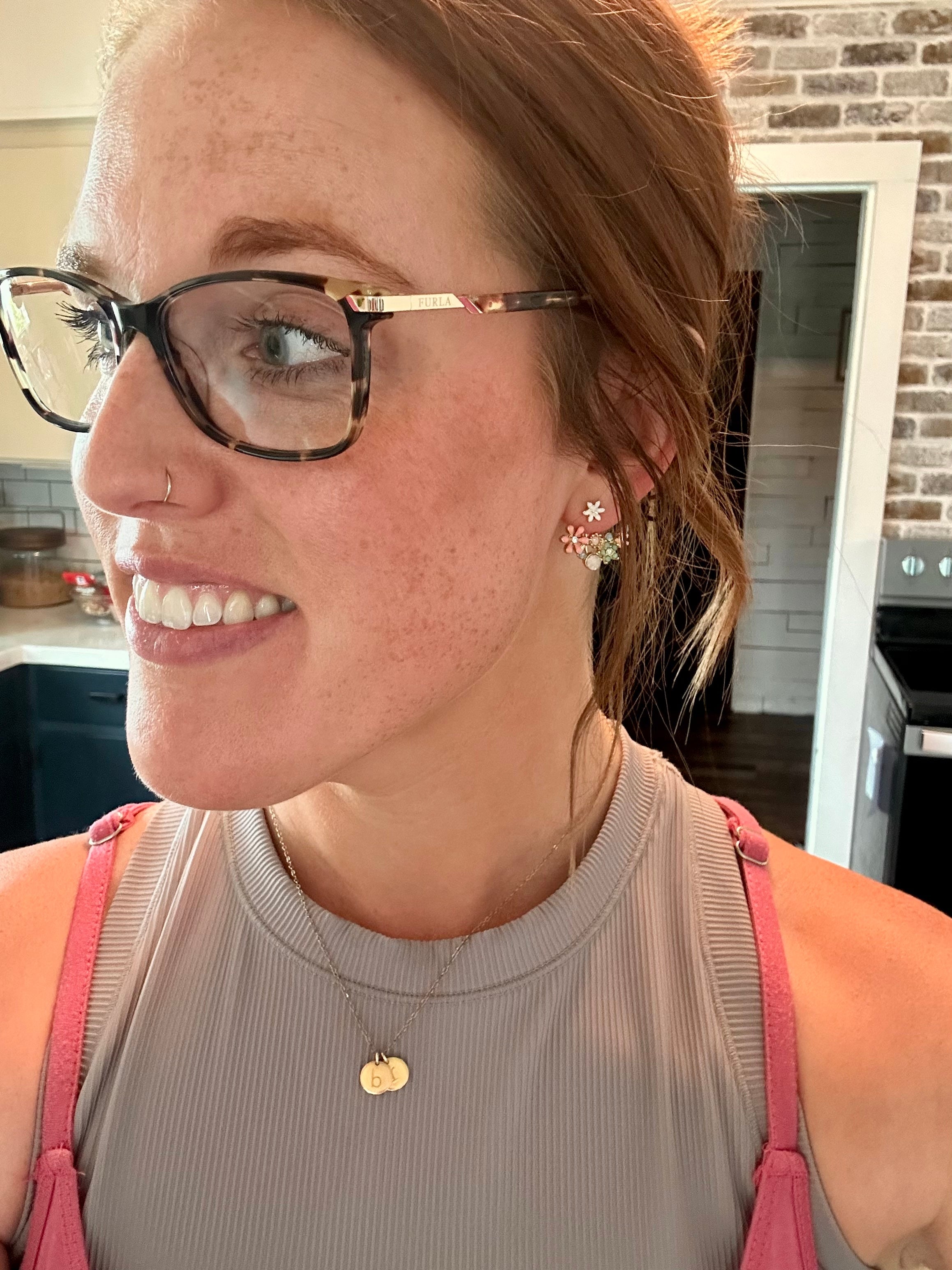 Boucles d'oreilles créoles « Huggie » fleur dorée et cristal – Style veste élégant