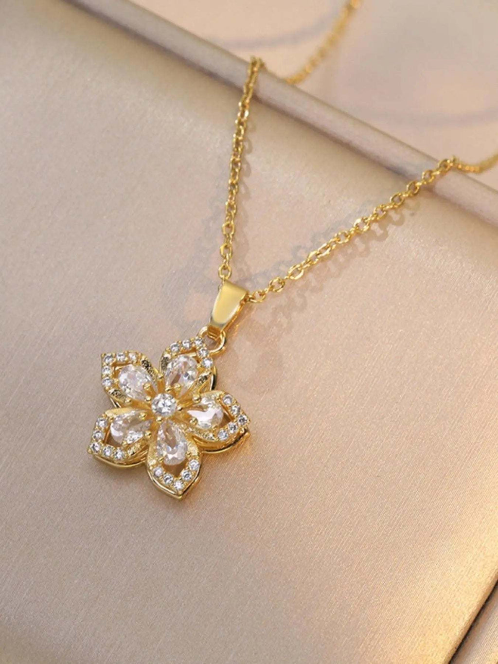 Rhinestone Flower Pendant NecklaceIs it hard to find a necklace that blends elegance with versatility? This flower pendant necklace is what you need! Crafted with shimmering rhinestones and a delicatRemoloxRhinestone Flower Pendant Necklace