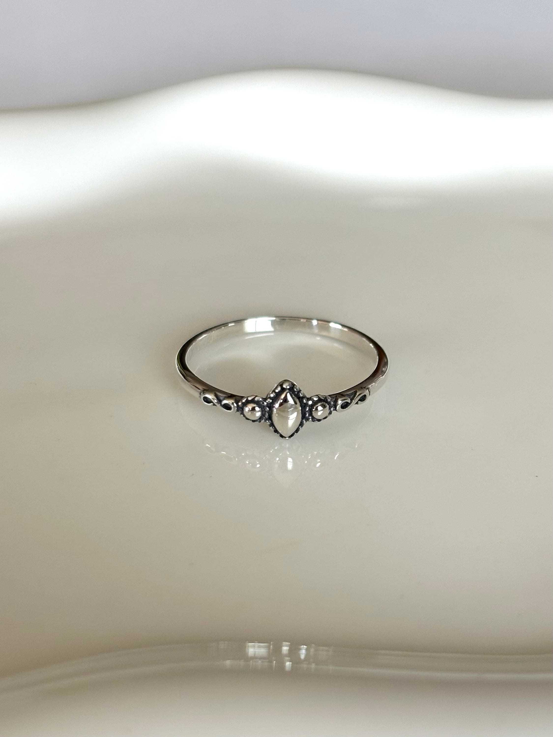 Whisper of Bali Dainty Silver Ring – Timeless Simplicity with Island SA Minimalist Touch Inspired by Exotic EleganceThe Whisper of Bali Dainty Silver Ring captures the quiet charm of island artistry with a sleek, modern twist. Crafted RemoloxWhisper of Bali Dainty Silver Ring